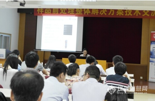 廣州格丹納儀器有限公司的陳云高級工程師講解“石墨消解儀和電熱板的前處理應用方案”