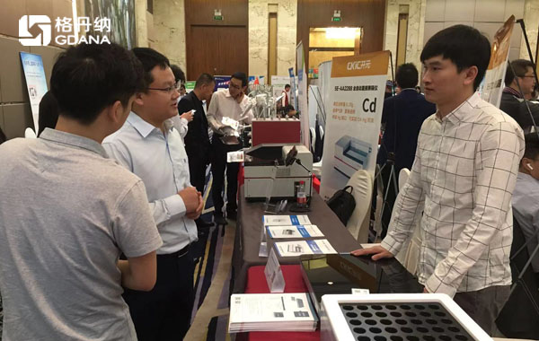 格丹納工程師現(xiàn)場與用戶、專業(yè)人士進行交流