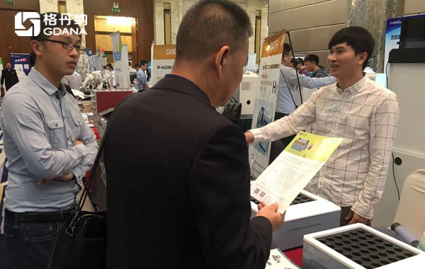 格丹納工程師現(xiàn)場與用戶、專業(yè)人士進行交流