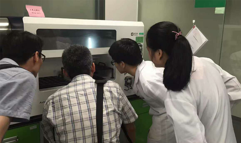 工程師對(duì)實(shí)驗(yàn)人員培訓(xùn)