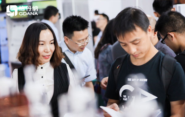 現(xiàn)場(chǎng)老師、專業(yè)人士與格丹納工程師一對(duì)一交流