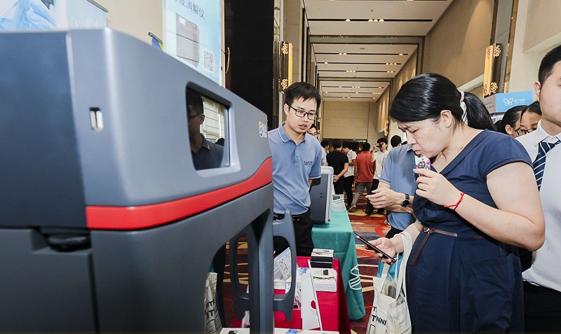 銷售總經(jīng)理為客戶展示商品，耐心答疑解惑