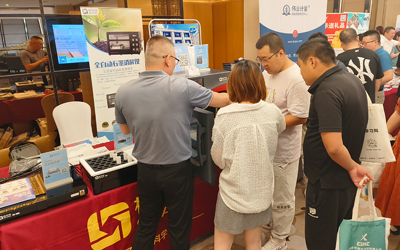 格丹納區(qū)域經理同廣大科技工作者深入溝通交流